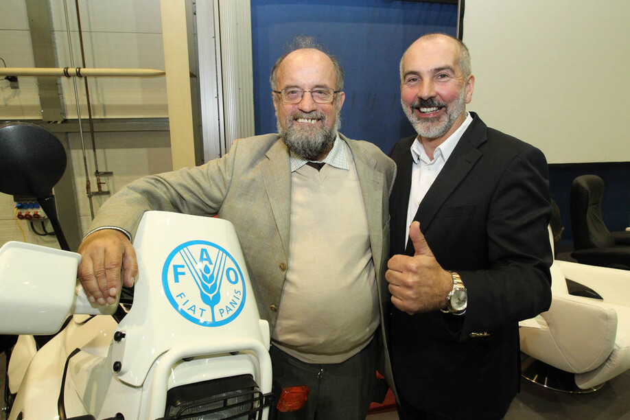Theo Kelz und Franz Stelzl mit dessen neuer Maschine in Wolfurt.